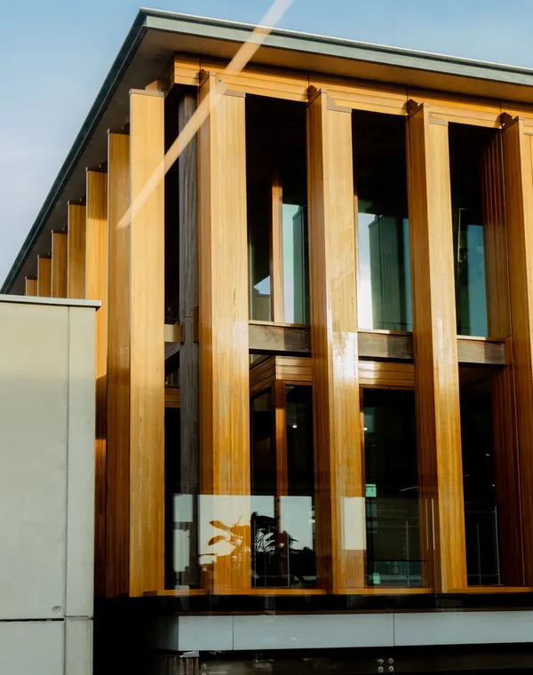 Frente con aberturas de madera de diseño
